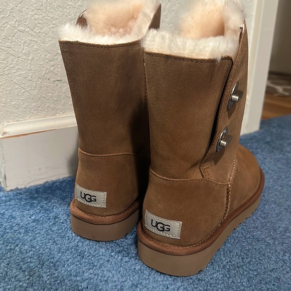 UGG w short turnlock - Picture 1 of 3